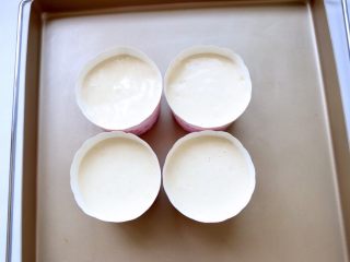 11、纸杯海绵蛋糕,放入纸杯蛋糕中，装8分满，端起烤盘轻震两次震出大的气泡