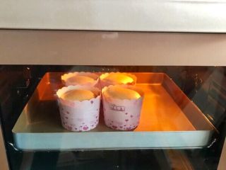 12、纸杯海绵蛋糕,烤箱提前预热，165度上下火，中层，烤15-20分钟表面微黄即可