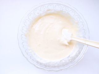 10、纸杯海绵蛋糕,翻拌均匀即可，此时的蛋糊很顺滑哦