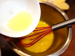 3、酸奶戚风纸杯蛋糕,分次加入玉米油，每次都要充分搅打均匀，再加入下一次；