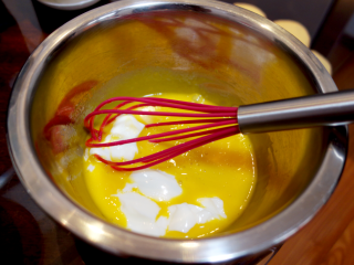 4、酸奶戚风纸杯蛋糕,分次加入酸奶，每次都要充分搅打均匀，再加入下一次；