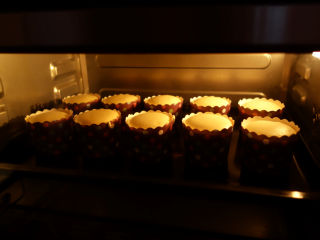 11、酸奶戚风纸杯蛋糕,放入预热130度的烤箱，中层，上下火，20分钟，再调160度烤30分钟；慢慢就发起来了，而且一点也没有开裂噢；