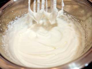 12、酸奶戚风纸杯蛋糕,现在来打发淡奶油，淡奶油打发前需冷藏12小时以上，只有温度足够低，打发好的淡奶油才不会很快化掉。15克糖粉倒入淡奶油中（每100g淡奶油放10g糖）我都是把盆放冰箱冷藏一会，再擦干，坐在放了冰袋的冰水盆里打发，这样更容易成功，把糖和淡奶油都倒入盆里，开始打发，从液态变的浓稠，体积也渐渐变大，倒入朗姆酒，纹路越来越清晰，当出现清晰、硬挺的纹路，提出打蛋器会拉出直立的尖角，就打发好了。（打发好后请立即使用）；