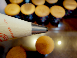 13、酸奶戚风纸杯蛋糕,装入裱花袋；