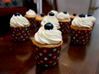 14、酸奶戚风纸杯蛋糕,可以裱成自己喜欢的形状，我依然用的8齿菊花嘴，我真的很喜欢它，挤出的形状很漂亮；