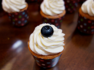 15、酸奶戚风纸杯蛋糕,配上蓝莓，超漂亮的蛋糕就完成了！