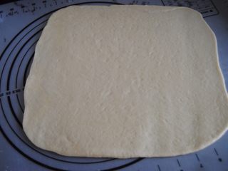 10、巧克力千层包,取出面团,擀成大约35*35的方形