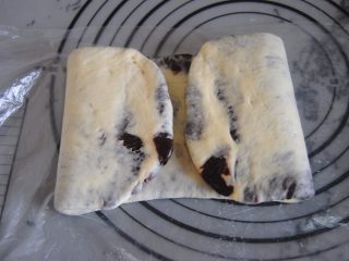 15、巧克力千层包,顺着长度第二次擀开,1/4处向内折起,再对折,包好入冰箱冷冻20分钟