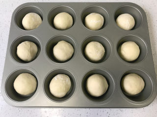 8、12连汉堡小面包,放入模具中。