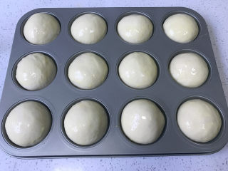 10、12连汉堡小面包,取出模具和水， 汉堡面团上刷蛋液。预热烤箱180度上下火