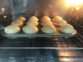 12、12连汉堡小面包,放入烤箱180度上下火，烤箱中下层，烘烤15-20分钟。具体时间温度根据自己家烤箱调整。