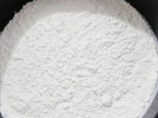 1、糖火烧,面粉放入盆里