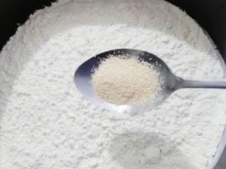 2、糖火烧,加入一小勺酵母粉