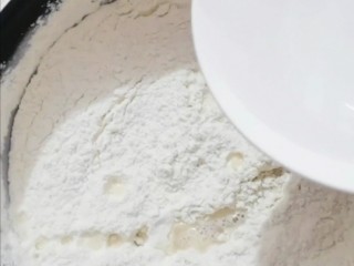 5、糖火烧,把清水倒入面粉里