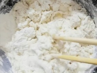 6、糖火烧,用筷子搅拌均匀