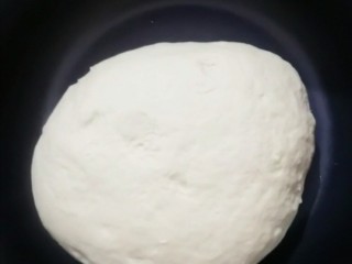 7、糖火烧,揉成光滑面团，醒发两个小时