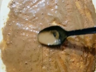 8、糖火烧,把面擀成大片，抹上芝麻酱