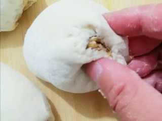 11、糖火烧,把两侧捏住