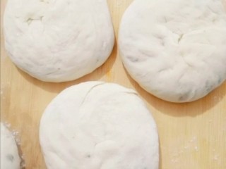 12、糖火烧,用擀面杖擀成饼