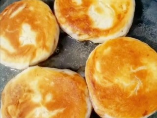 14、糖火烧,中小火烙两面金黄即可