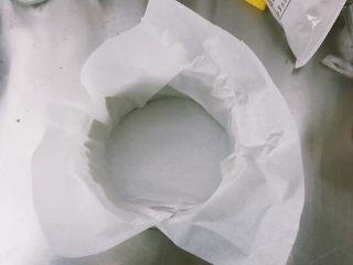 2、巴斯克焦芝士蛋糕,模具铺油纸 烤箱230度预热