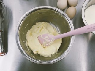 3、巴斯克焦芝士蛋糕,奶油奶酪软化，用刮刀拌至绵软状态