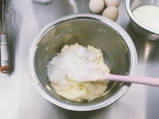 4、巴斯克焦芝士蛋糕,加糖拌匀