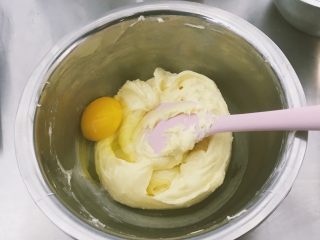 5、巴斯克焦芝士蛋糕,加一个鸡蛋拌匀