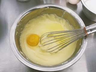 6、巴斯克焦芝士蛋糕,再加一个鸡蛋拌匀 