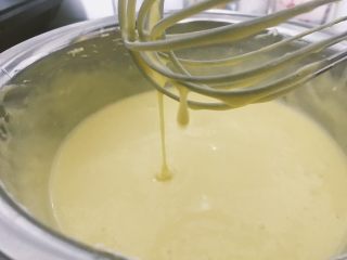 7、巴斯克焦芝士蛋糕,再加一个鸡蛋拌匀