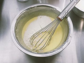 8、巴斯克焦芝士蛋糕,筛入低粉