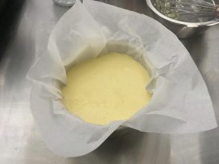 10、巴斯克焦芝士蛋糕,倒入模具