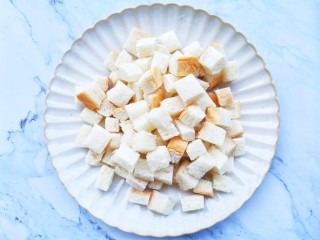 3、孜然火腿吐司丁,吐司切丁。