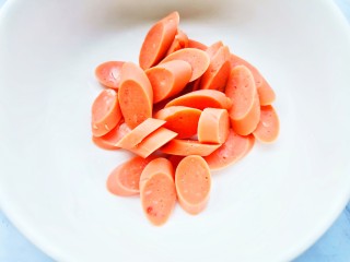 4、孜然火腿吐司丁,火腿切片。