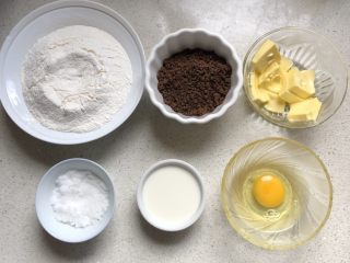 2、蓝莓秒芙蛋糕,黄油利用烤箱的发酵功能软化，金宝做好冷藏，低粉和泡打粉混合过筛、奶油奶酪切成小块。6寸圆模铺上油纸或刷黄油防沾。其他材料备好，烤箱预热180度！