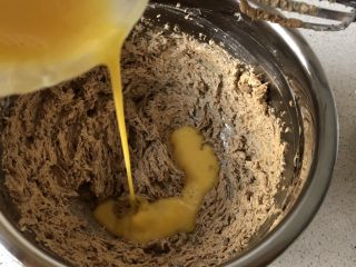 3、蓝莓秒芙蛋糕,分三次加入蛋液，每加一次高速打发1分半，搅拌好的材料表面花纹清晰