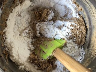 4、蓝莓秒芙蛋糕,加入1/4粉类，用按压的方法，搅拌15下