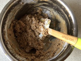 5、蓝莓秒芙蛋糕,这时候还看得见面粉残留，没事，不要搅过头