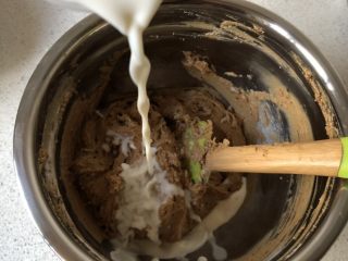 6、蓝莓秒芙蛋糕,加一半的牛奶，继续搅拌8次，不要求牛奶搅拌均匀