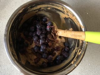 7、蓝莓秒芙蛋糕,加入蓝莓和干果（留一点做装饰），果干可以拿葡萄酒或者清水泡15-20分钟