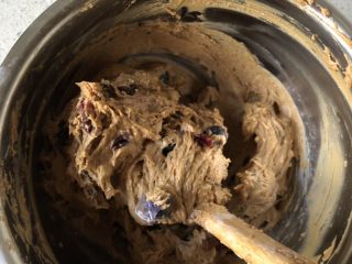 8、蓝莓秒芙蛋糕,用刮刀大幅搅拌4-5下