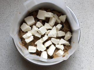 9、蓝莓秒芙蛋糕,将拌好的面糊装1/3到圆模，平铺一层奶油奶酪，奶酪块最好撕得再小一点????