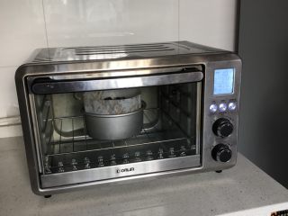 10、蓝莓秒芙蛋糕,送入预热好的烤箱，底层、上下火175度、烤50-55分钟！烤好的蛋糕用牙签戳一下，不要有稀软的感觉，脱模晾凉！