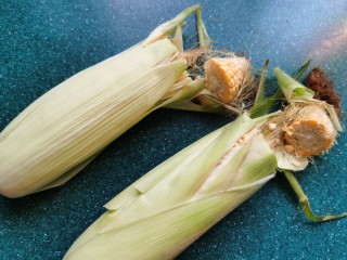 1、黄金玉米饼,新鲜玉米剥去外皮，最外边的两层玉米叶子不要。把中间和里面几层的叶子留下。