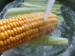 3、黄金玉米饼,将剥好的玉米冲洗一下。