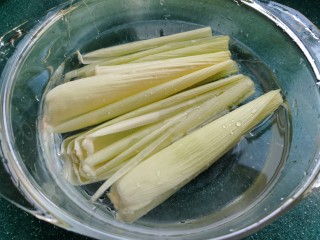 4、黄金玉米饼,玉米叶子也冲洗干净，剪掉叶子两头不平整和较窄的地方，留取中间平整较宽的部分。