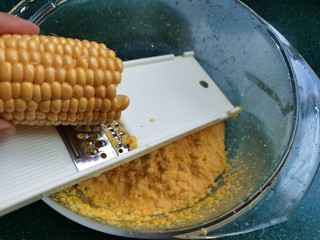 5、黄金玉米饼,将玉米用擦子擦碎。