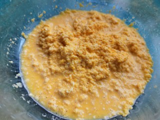 6、黄金玉米饼,擦好的玉米变成这样的糊状。