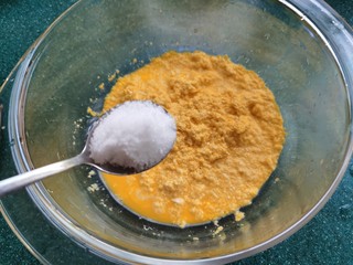 7、黄金玉米饼,玉米糊里加入白糖。白糖可根据个人口味添加。