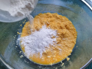 8、黄金玉米饼,加入糯米粉。